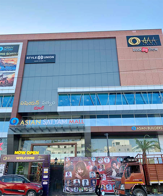 Huge-Fans-At-Allu-Arjun-AAA-Cinemas-Theatre-Opening-Ceremony-In-Ameerpet_2C_20Images_20Inside-10.jpg 10