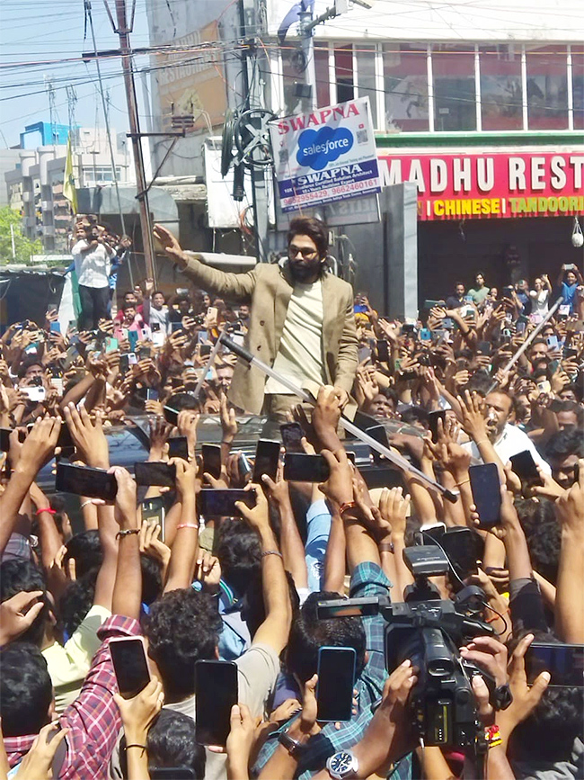 Huge-Fans-At-Allu-Arjun-AAA-Cinemas-Theatre-Opening-Ceremony-In-Ameerpet_2C_20Images_20Inside-11.jpg 11