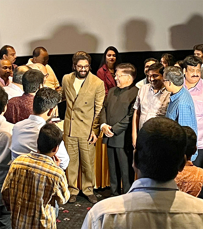 Huge-Fans-At-Allu-Arjun-AAA-Cinemas-Theatre-Opening-Ceremony-In-Ameerpet_2C_20Images_20Inside-12.jpg 12