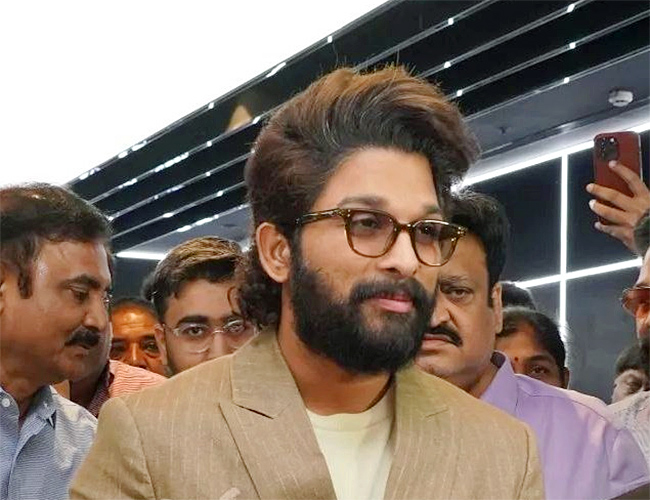 Huge-Fans-At-Allu-Arjun-AAA-Cinemas-Theatre-Opening-Ceremony-In-Ameerpet_2C_20Images_20Inside-15.jpg 15