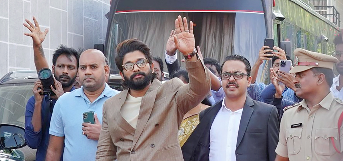 Huge-Fans-At-Allu-Arjun-AAA-Cinemas-Theatre-Opening-Ceremony-In-Ameerpet_2C_20Images_20Inside-16.jpg 16