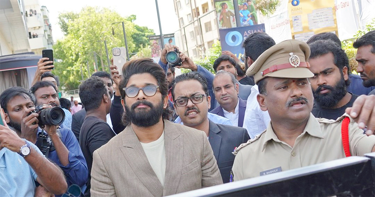 Huge-Fans-At-Allu-Arjun-AAA-Cinemas-Theatre-Opening-Ceremony-In-Ameerpet_2C_20Images_20Inside-17.jpg 17