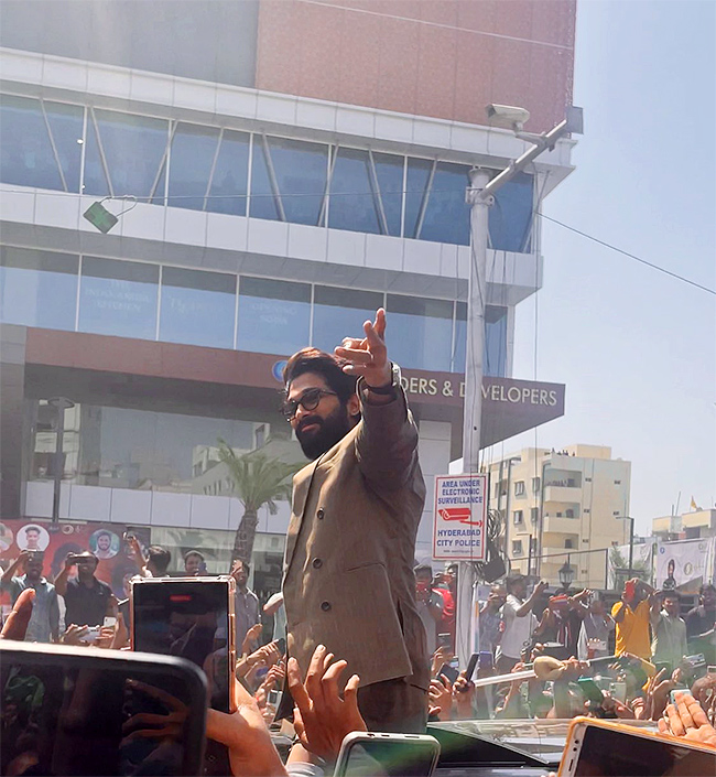 Huge-Fans-At-Allu-Arjun-AAA-Cinemas-Theatre-Opening-Ceremony-In-Ameerpet_2C_20Images_20Inside-3.jpg 3