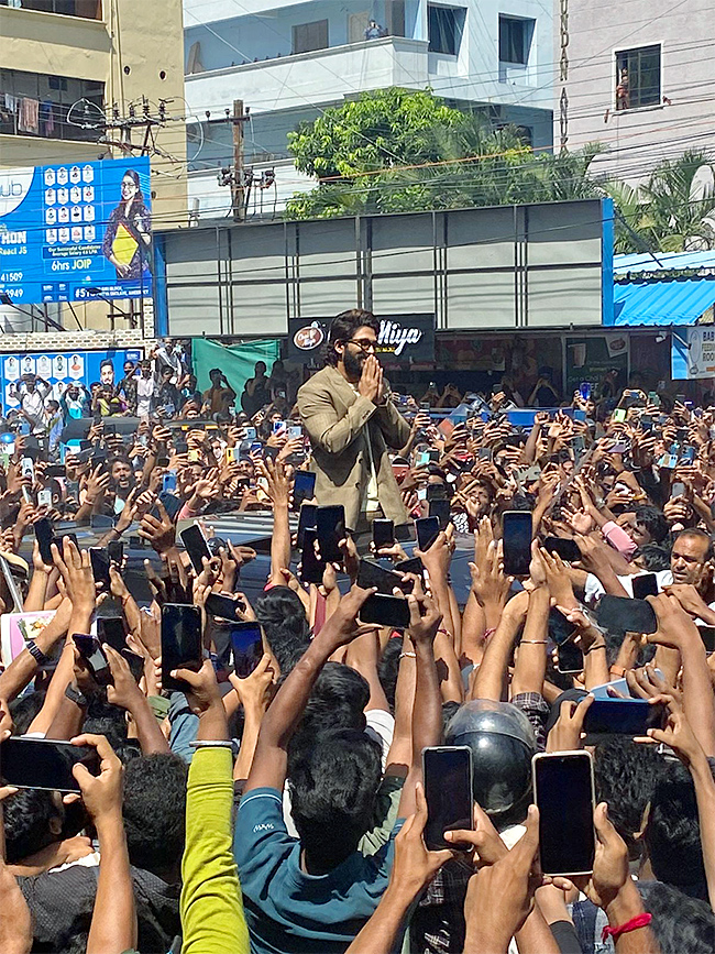 Huge-Fans-At-Allu-Arjun-AAA-Cinemas-Theatre-Opening-Ceremony-In-Ameerpet_2C_20Images_20Inside-4.jpg 4