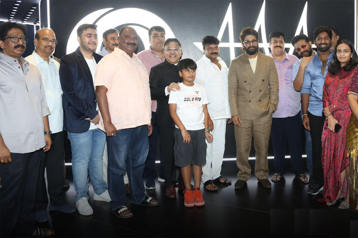 Huge-Fans-At-Allu-Arjun-AAA-Cinemas-Theatre-Opening-Ceremony-In-Ameerpet_2C_20Images_20Inside-6.jpg 6