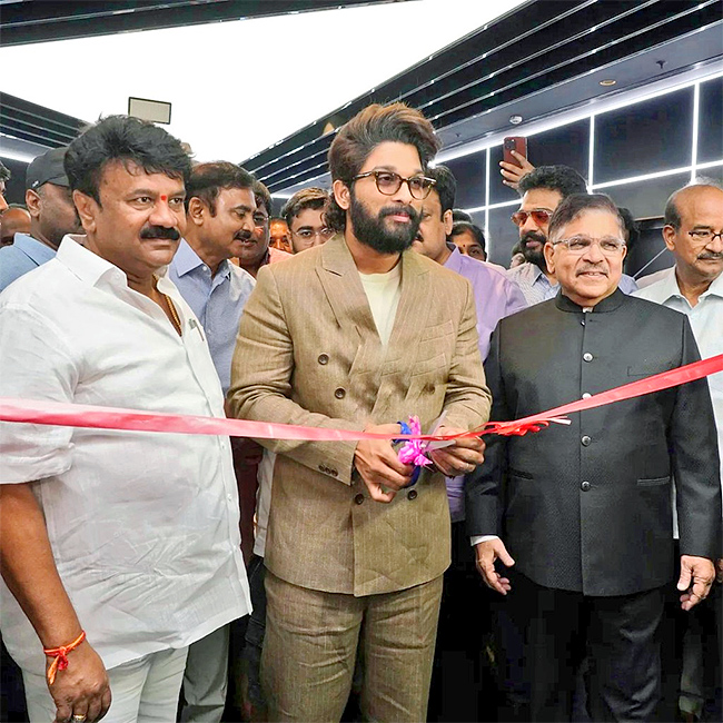 Huge-Fans-At-Allu-Arjun-AAA-Cinemas-Theatre-Opening-Ceremony-In-Ameerpet_2C_20Images_20Inside-7.jpg 7