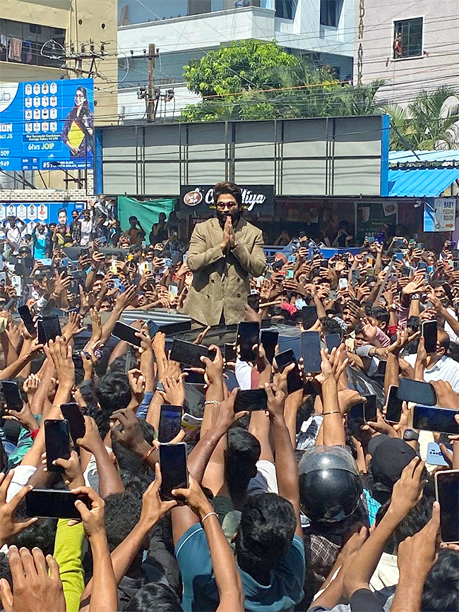 Huge-Fans-At-Allu-Arjun-AAA-Cinemas-Theatre-Opening-Ceremony-In-Ameerpet_2C_20Images_20Inside-8.jpg 8
