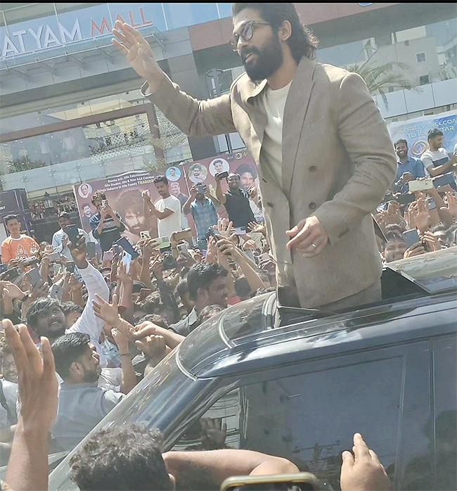 Huge-Fans-At-Allu-Arjun-AAA-Cinemas-Theatre-Opening-Ceremony-In-Ameerpet_2C_20Images_20Inside-9.jpg 9
