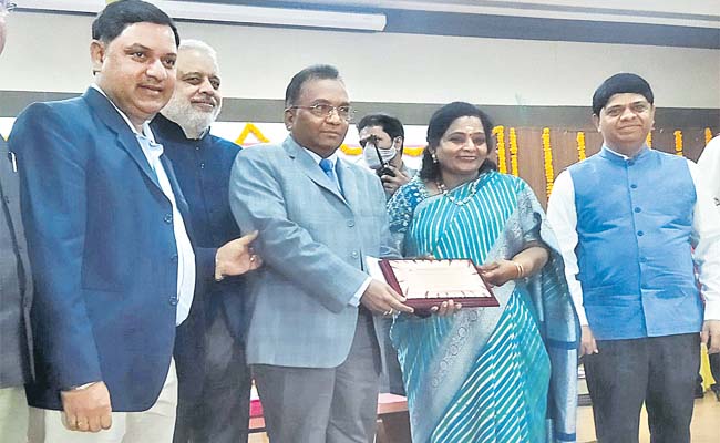 governor-praises-tcs-hyderabad.jpg