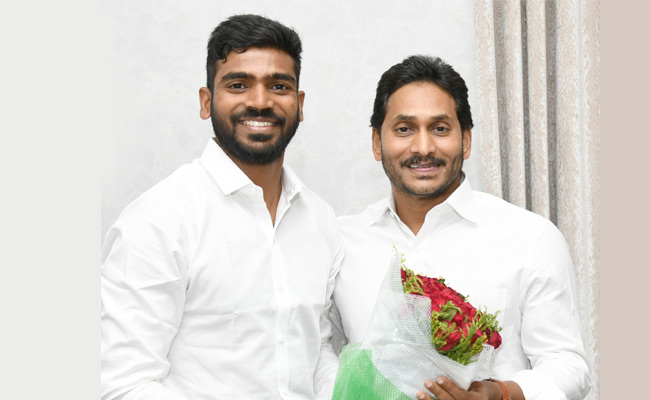 ks-bharatcricketer-meet-cm-ys-jagan1.jpg