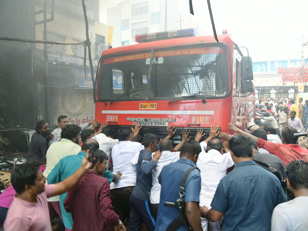 Fire_20breaks_20out_20near_20Tirupati_20Govindaraja_20temple_20Photos_10.jpg 11