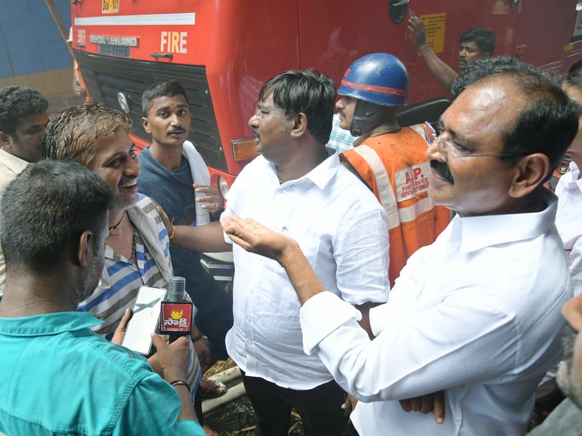 Fire_20breaks_20out_20near_20Tirupati_20Govindaraja_20temple_20Photos_12.jpg 13