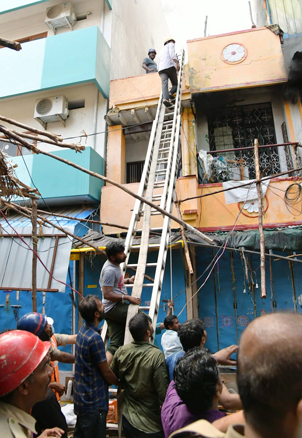Fire_20breaks_20out_20near_20Tirupati_20Govindaraja_20temple_20Photos_13.jpg 14