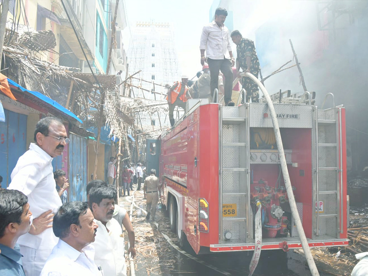 Fire_20breaks_20out_20near_20Tirupati_20Govindaraja_20temple_20Photos_14.jpg 15