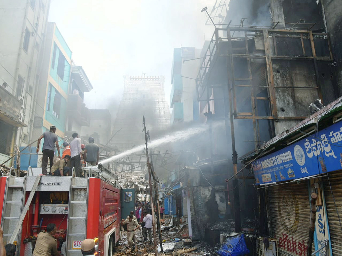 Fire_20breaks_20out_20near_20Tirupati_20Govindaraja_20temple_20Photos_16.jpg 17