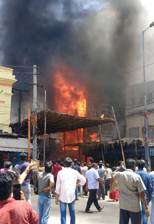 Fire_20breaks_20out_20near_20Tirupati_20Govindaraja_20temple_20Photos_17.jpg 18