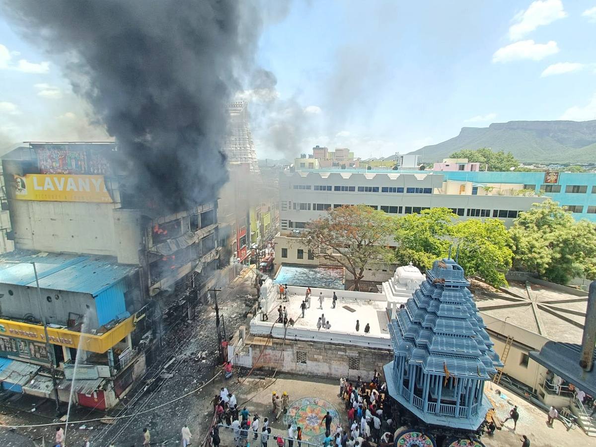 Fire_20breaks_20out_20near_20Tirupati_20Govindaraja_20temple_20Photos_2.jpg 3