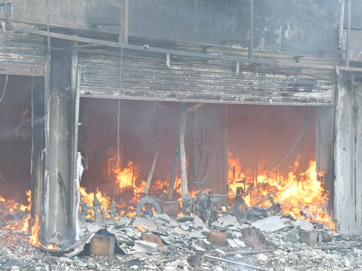 Fire_20breaks_20out_20near_20Tirupati_20Govindaraja_20temple_20Photos_21.jpg 22