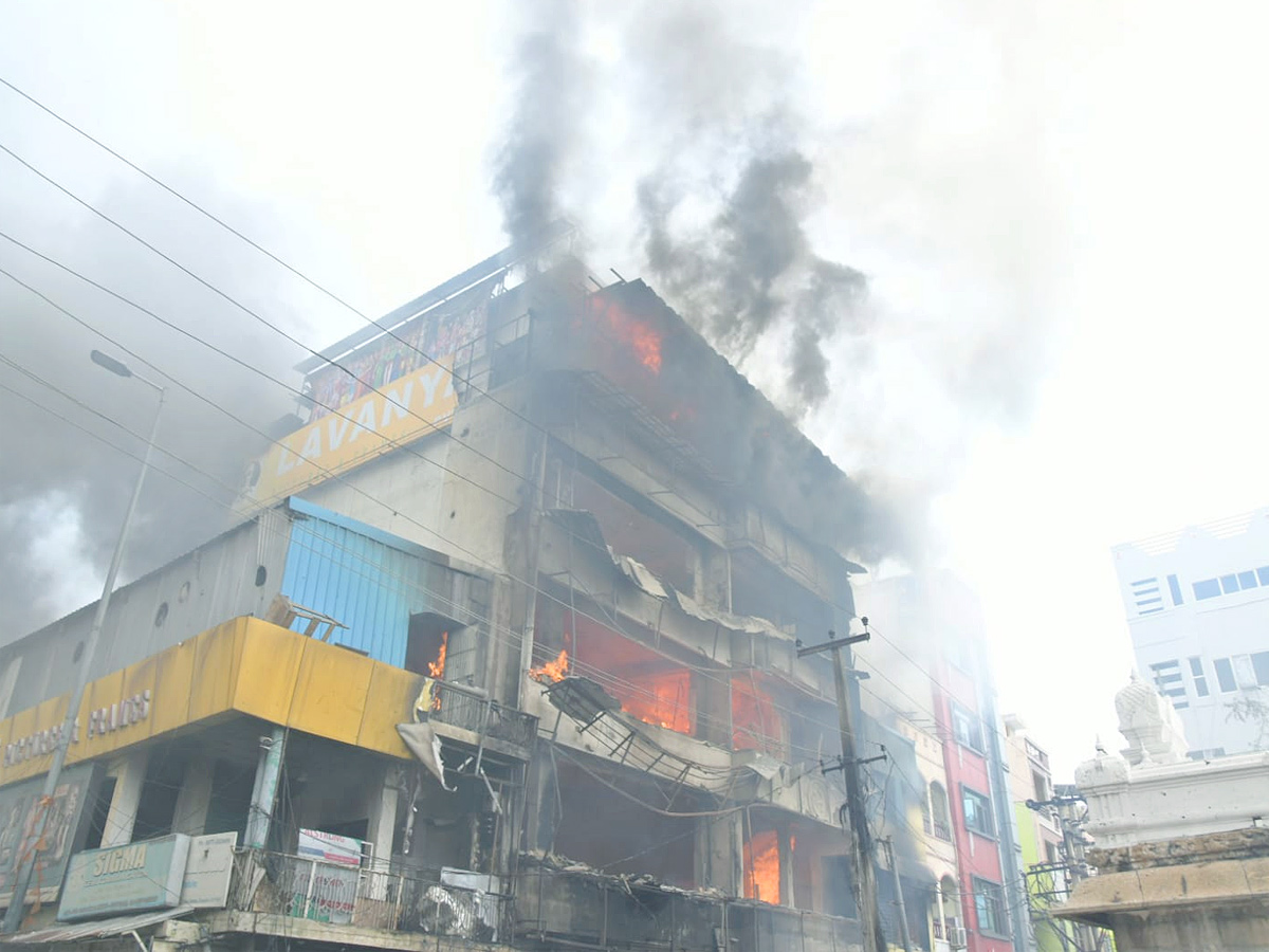 Fire_20breaks_20out_20near_20Tirupati_20Govindaraja_20temple_20Photos_22.jpg 23