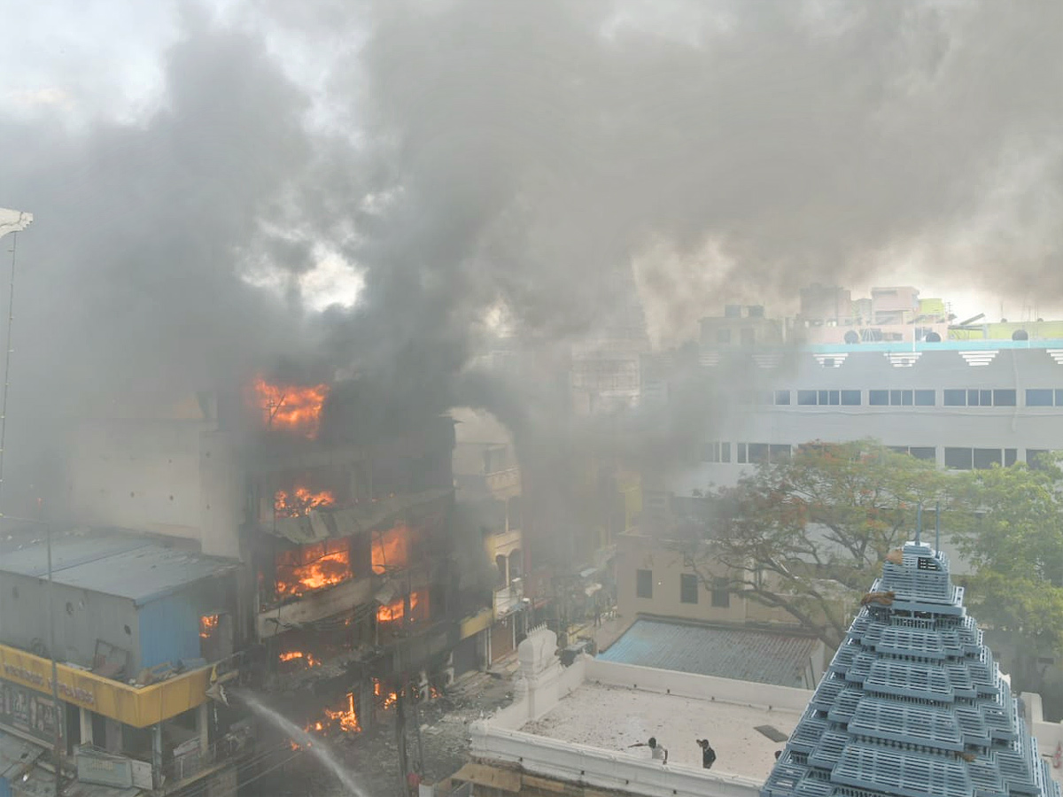 Fire_20breaks_20out_20near_20Tirupati_20Govindaraja_20temple_20Photos_23.jpg 24