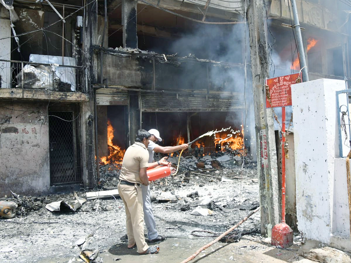 Fire_20breaks_20out_20near_20Tirupati_20Govindaraja_20temple_20Photos_24.jpg 25