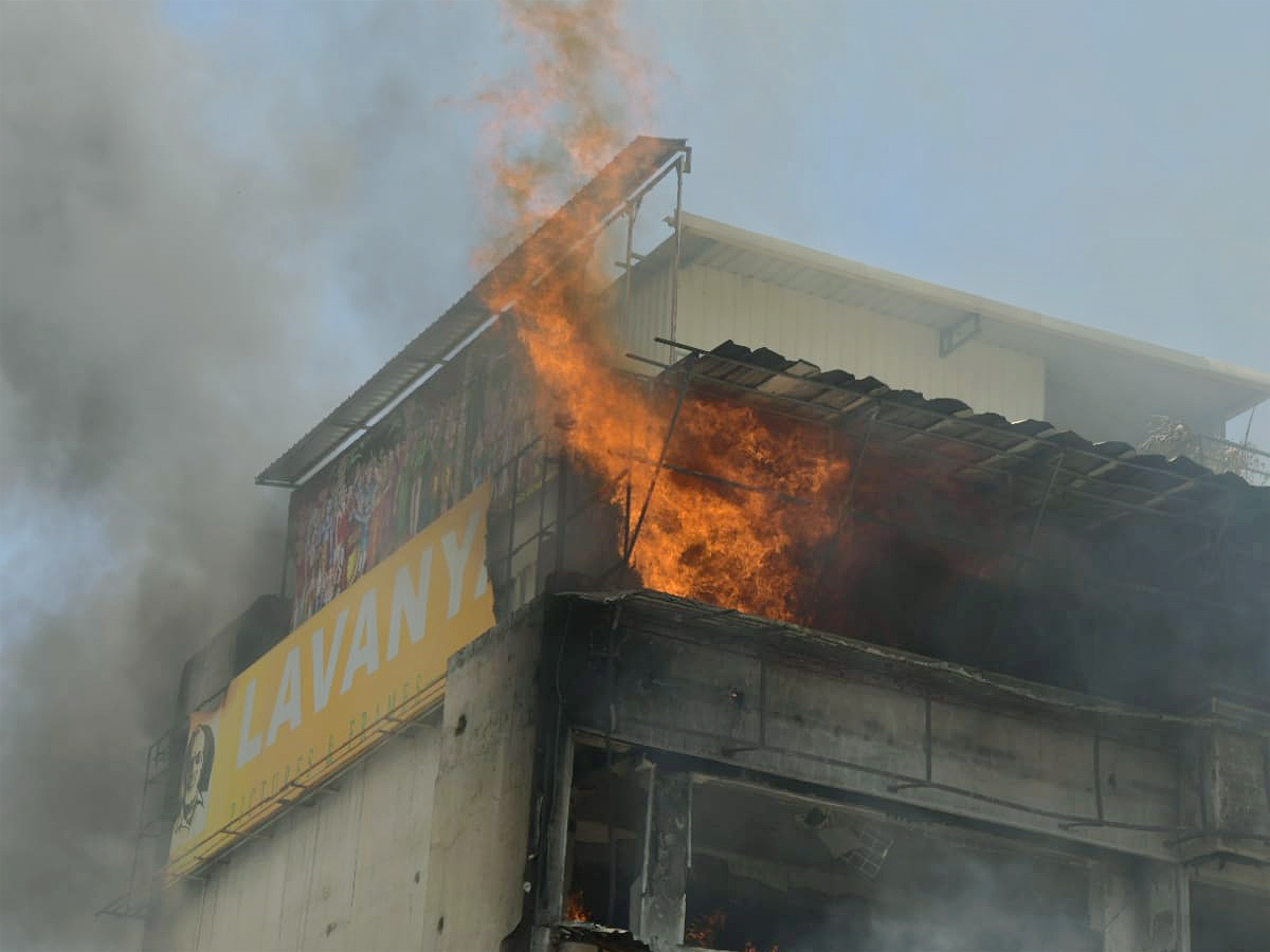 Fire_20breaks_20out_20near_20Tirupati_20Govindaraja_20temple_20Photos_26.jpg 27