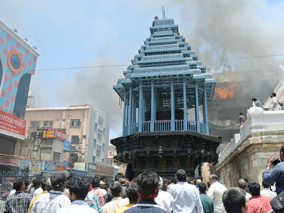 Fire_20breaks_20out_20near_20Tirupati_20Govindaraja_20temple_20Photos_27.jpg 28