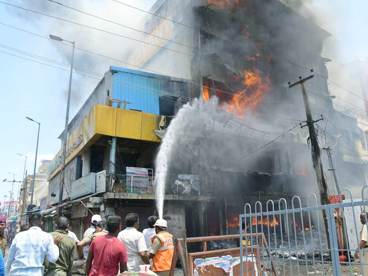 Fire_20breaks_20out_20near_20Tirupati_20Govindaraja_20temple_20Photos_29.jpg 30