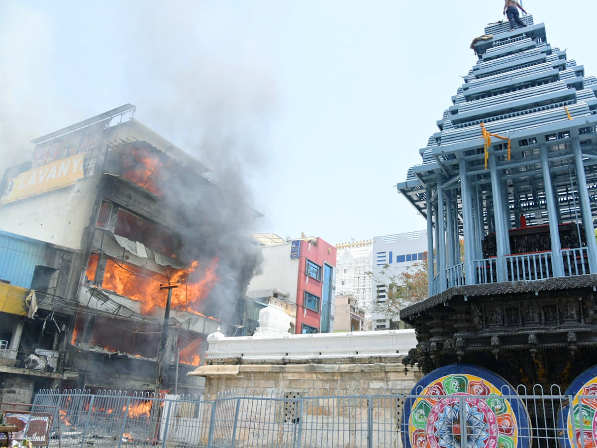 Fire_20breaks_20out_20near_20Tirupati_20Govindaraja_20temple_20Photos_30.jpg 31