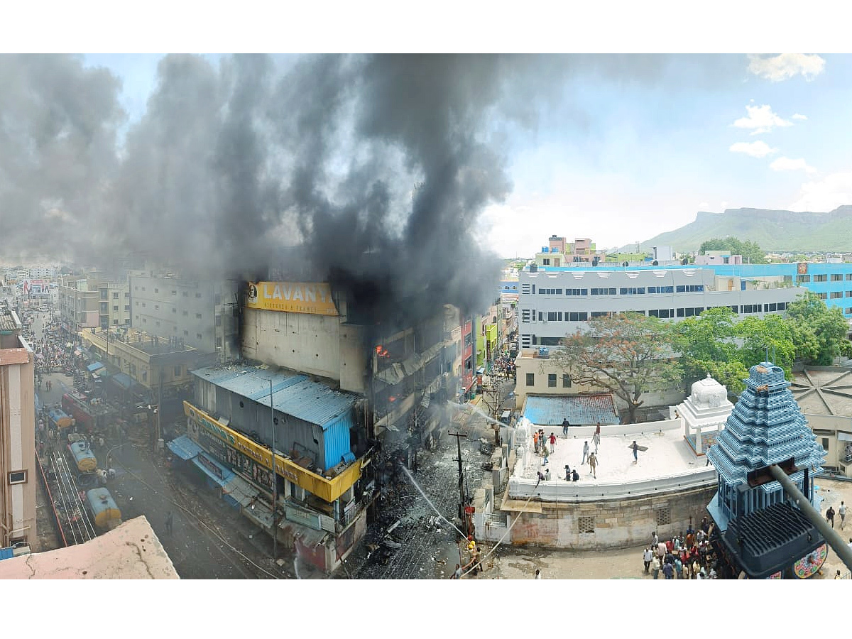 Fire_20breaks_20out_20near_20Tirupati_20Govindaraja_20temple_20Photos_4.jpg 5