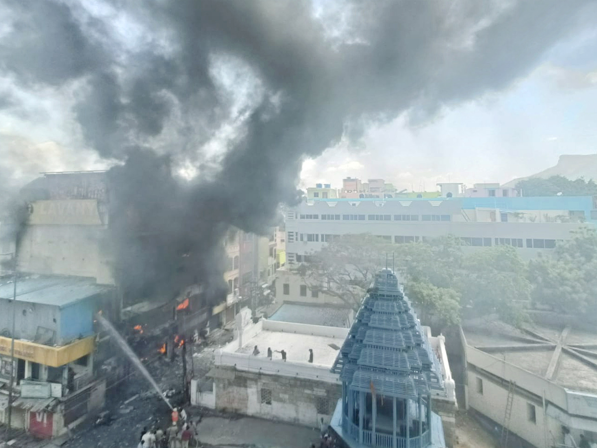 Fire_20breaks_20out_20near_20Tirupati_20Govindaraja_20temple_20Photos_5.jpg 6