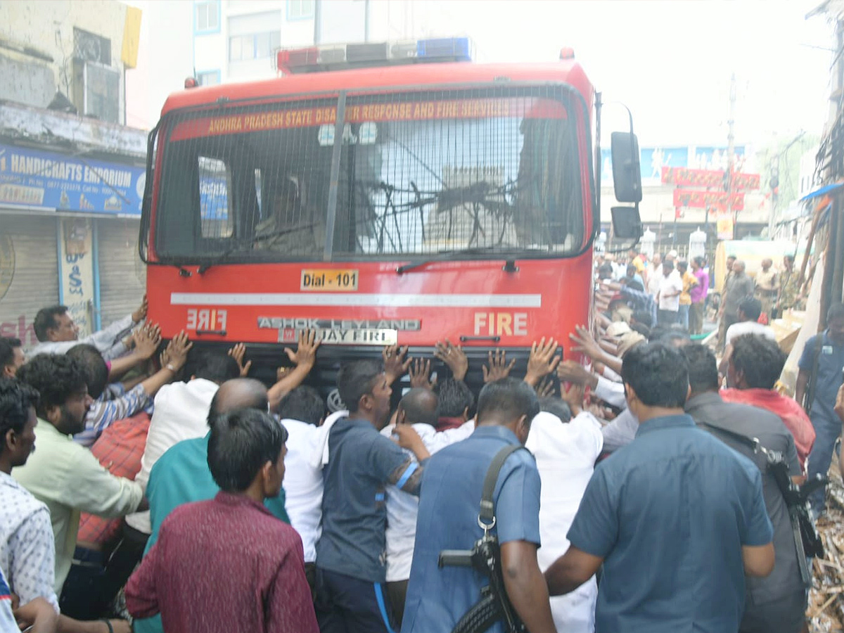Fire_20breaks_20out_20near_20Tirupati_20Govindaraja_20temple_20Photos_8.jpg 9