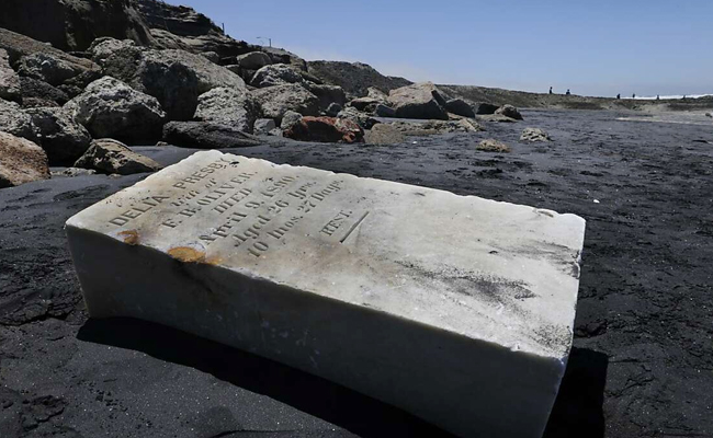2.Tombstones_20at_20the_20beach.jpg 3