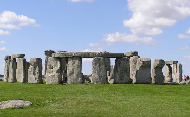 3.Stonehenge_20at_20the_20bottom_20of_20a_20lake.jpg 4