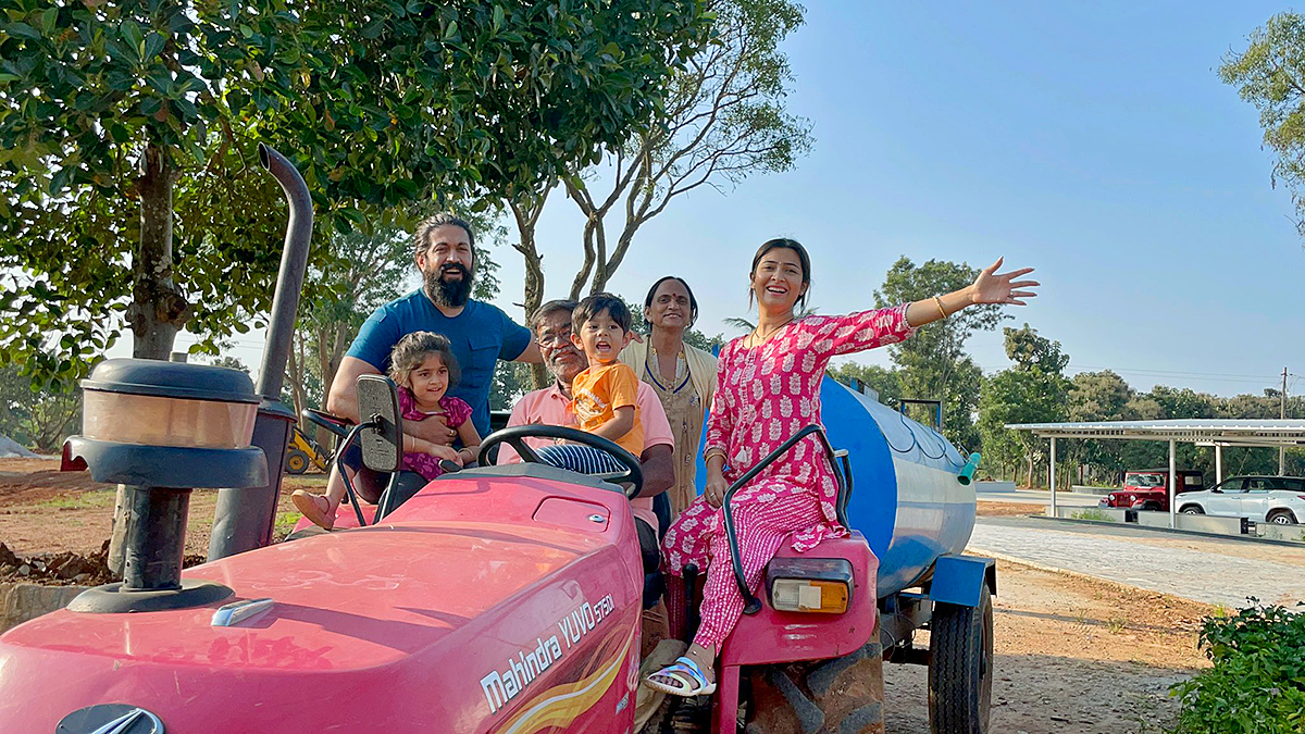 KGF-Hero-Yash-_20Family-Photos-10.jpg 10