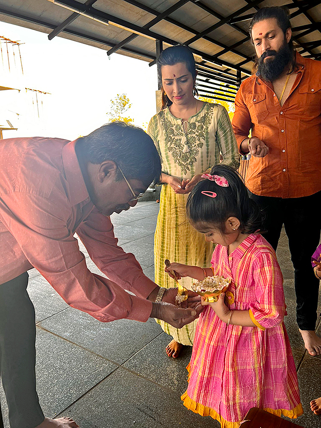 KGF-Hero-Yash-_20Family-Photos-11.jpg 11