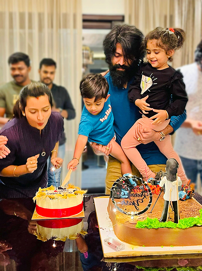 KGF-Hero-Yash-_20Family-Photos-12.jpg 12