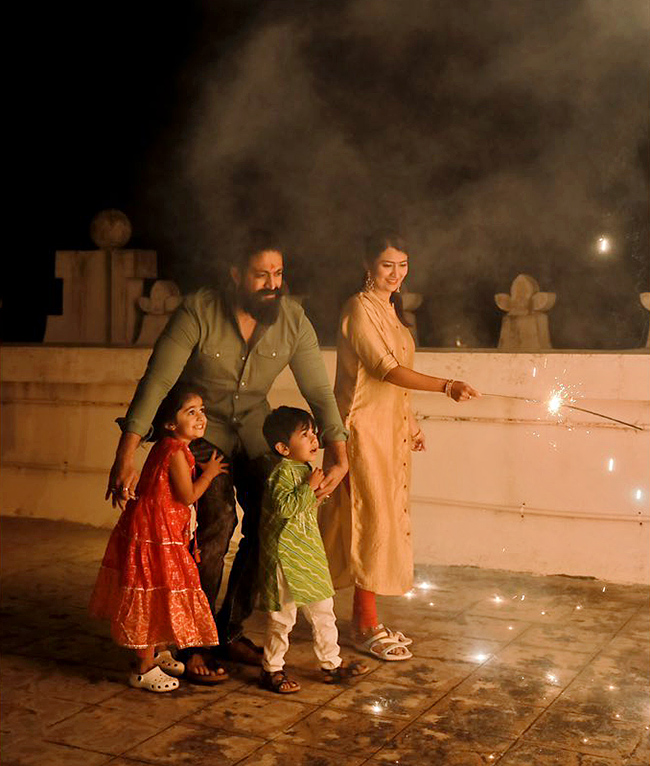 KGF-Hero-Yash-_20Family-Photos-13.jpg 13
