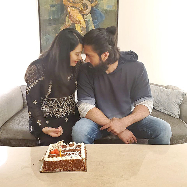 KGF-Hero-Yash-_20Family-Photos-17.jpg 17