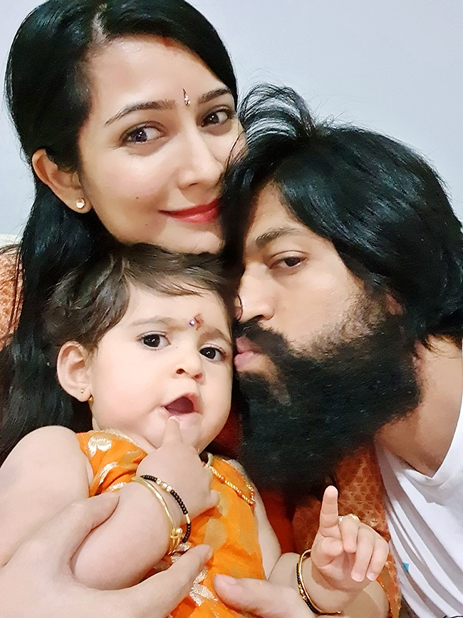 KGF-Hero-Yash-_20Family-Photos-19.jpg 19