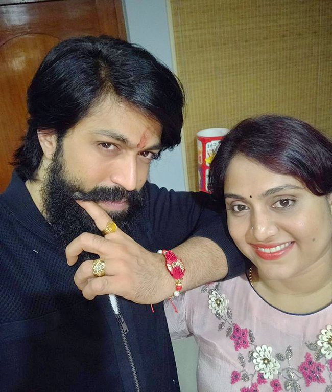 KGF-Hero-Yash-_20Family-Photos-20.jpg 20