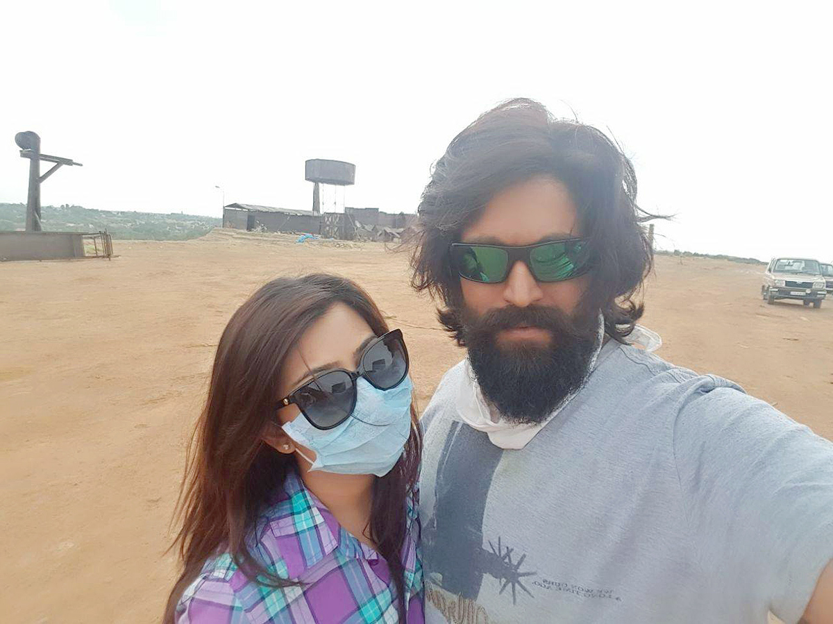 KGF-Hero-Yash-_20Family-Photos-23.jpg 23