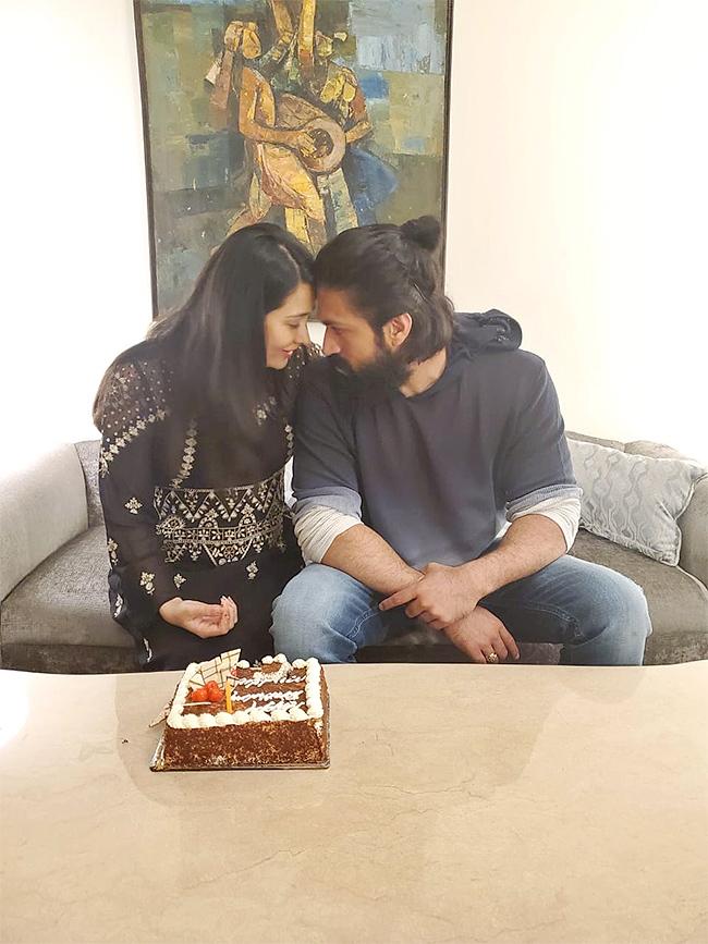 KGF-Hero-Yash-_20Family-Photos-37.jpg 37