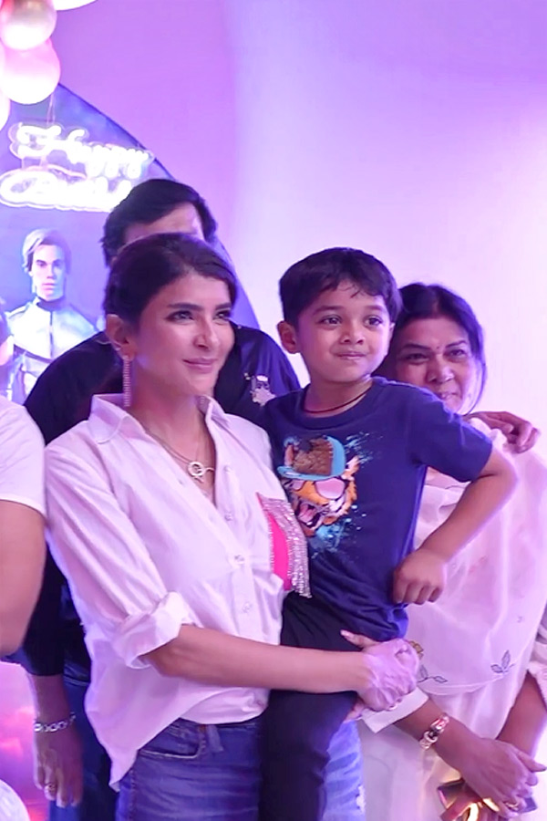 Lakshmi_20Manchu_20Daughter_20Birthday_20celebration_20Photos_1.jpg 3