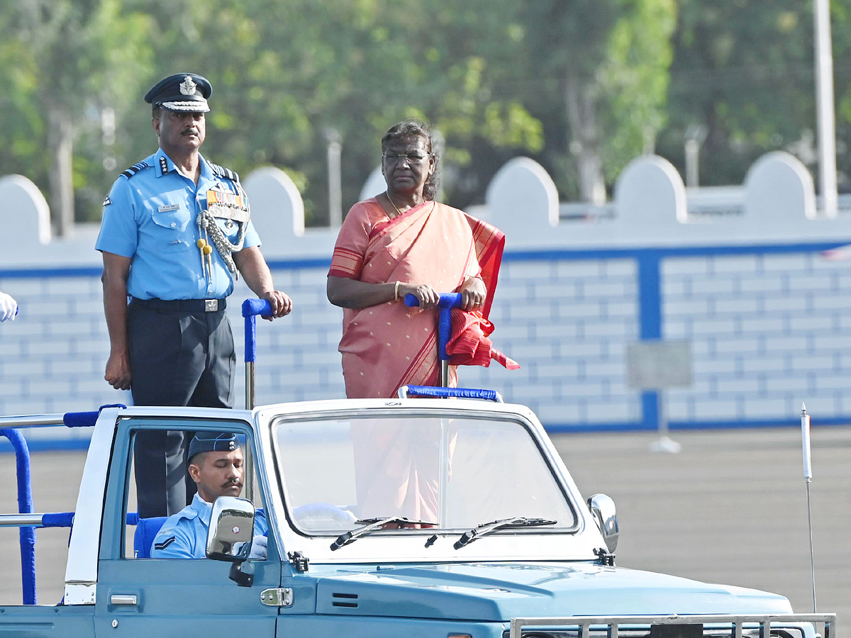 President_20Droupadi_20Murmu_20Reviews_20Combined_20Graduation_20Parade_20At_20Air_20Force_20Academy_20Photos_28.jpg 29