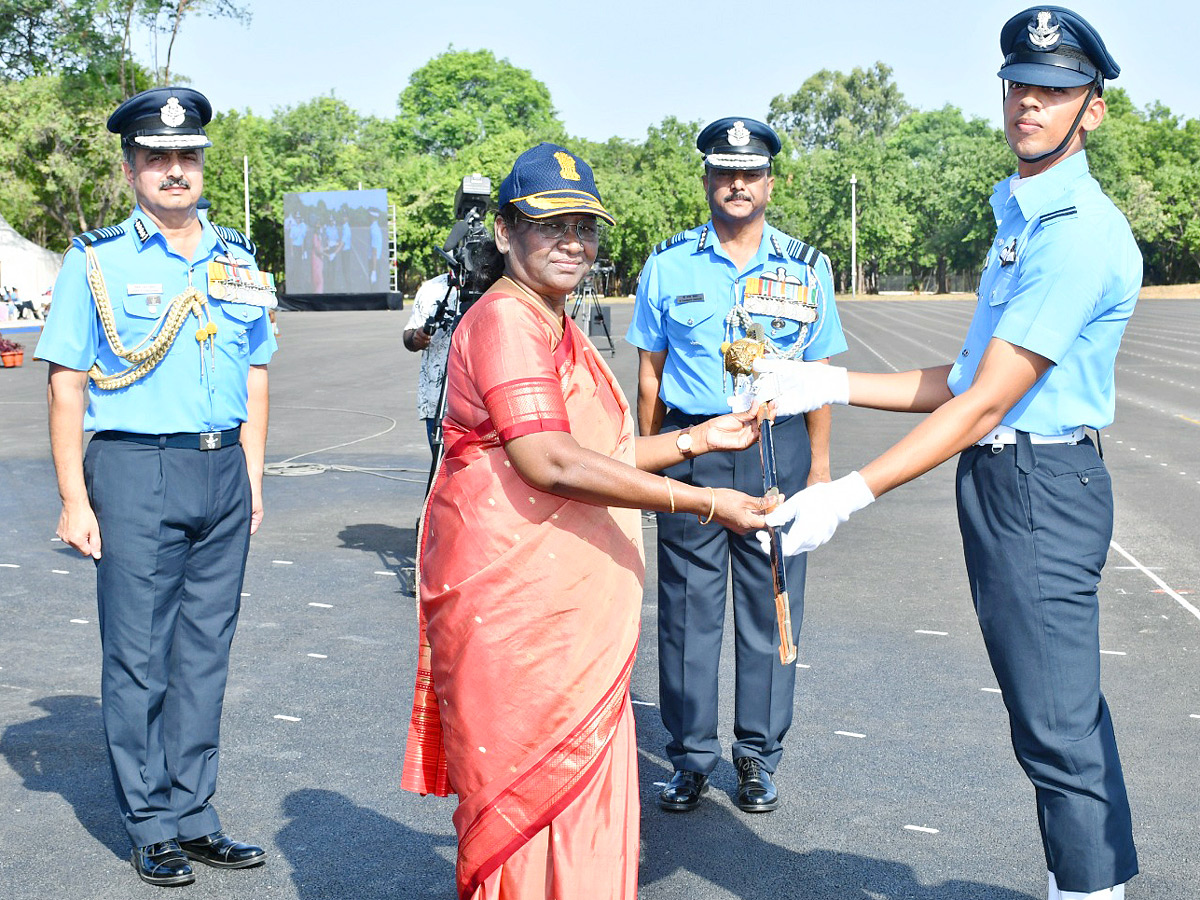 President_20Droupadi_20Murmu_20Reviews_20Combined_20Graduation_20Parade_20At_20Air_20Force_20Academy_20Photos_4.jpg 5