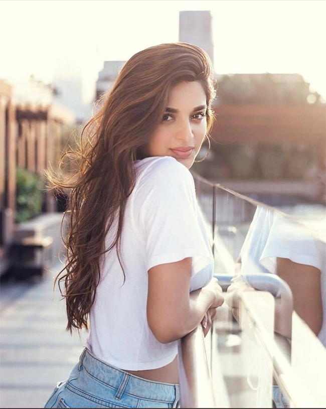 Nidhhi-Agerwal-Latest-pics-10.jpg 10
