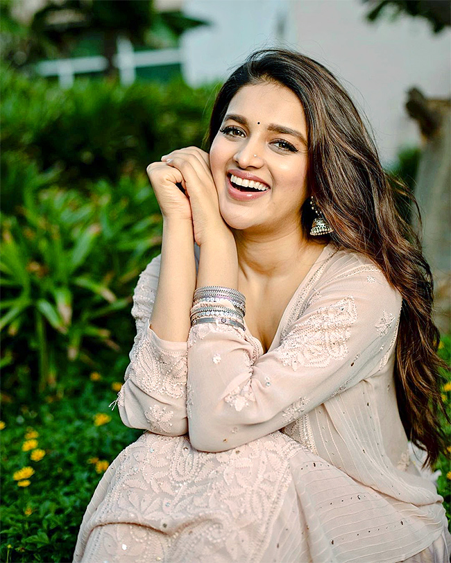 Nidhhi-Agerwal-Latest-pics-2.jpg 2