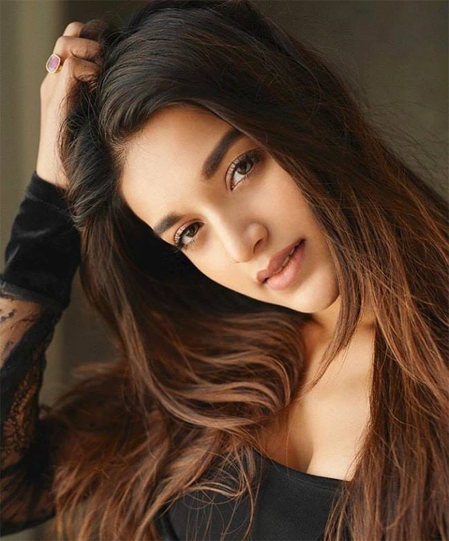 Nidhhi-Agerwal-Latest-pics-24.jpg 24