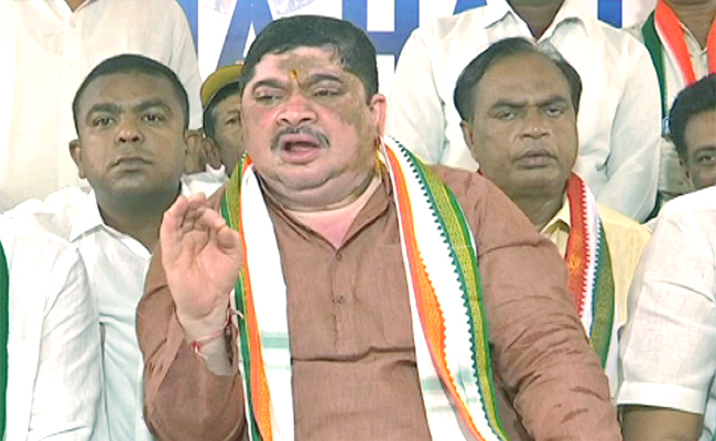 Ponnam-Prabhakar-Slams-Bandi-Sanjay.jpg